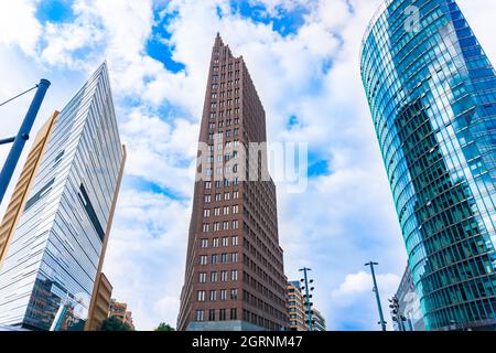 Stadtbild von drei modernistischen Wolkenkratzern, Bürogebäuden, die in den Himmel ragen, am Potsdamer Berlin, Deutschland. Stockfoto