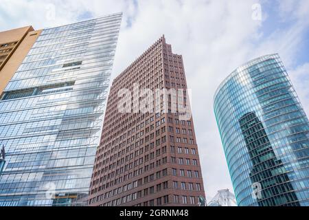 Stadtbild Hintergrund von drei Stilen und Exterieur endet modernistischen Wolkenkratzer Büro Geschäftsgebäude Potsdamer Platz Berlin, Deutschland. Stockfoto