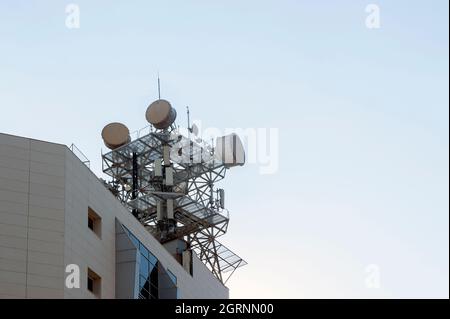 Kommunikationsantennen auf der Oberseite des Gebäudes Stockfoto