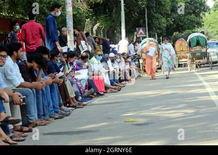 Nicht exklusiv: DHAKA, BANGLADESCH - 1. OKTOBER 2021: Studenten stellen sich vor der Dhaka University in die Warteschlange zum Zulassungstest für den 2020-2021 Stockfoto