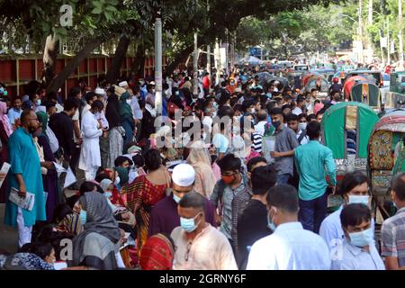 Nicht exklusiv: DHAKA, BANGLADESCH - 1. OKTOBER 2021: Studenten stellen sich vor der Dhaka University in die Warteschlange zum Zulassungstest für den 2020-2021 Stockfoto