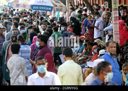 Nicht exklusiv: DHAKA, BANGLADESCH - 1. OKTOBER 2021: Studenten stellen sich vor der Dhaka University in die Warteschlange zum Zulassungstest für den 2020-2021 Stockfoto