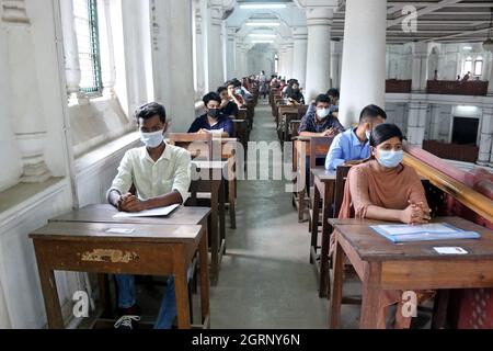 Nicht exklusiv: DHAKA, BANGLADESCH - 1. OKTOBER 2021: Allgemeine Ansicht der Studenten während der Aufnahmeprüfung innerhalb der Dhaka University für den 2020 Stockfoto