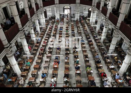 Nicht exklusiv: DHAKA, BANGLADESCH - 1. OKTOBER 2021: Allgemeine Ansicht der Studenten während der Aufnahmeprüfung innerhalb der Dhaka University für den 2020 Stockfoto
