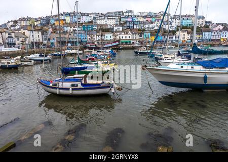 Boote liegen auf niedrigem Wasser im Brixham Harbour South Devon England Stockfoto