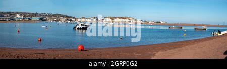 Panoramablick auf die Flussmündung des Teign mit Blick auf die Küstenstadt Teignmouth, aufgenommen von der Sheldon-Seite in South Devon England Stockfoto