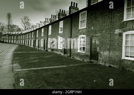 Reihe von klassischen englischen Reihenhäusern in schwarz-weiß in der Lower Park Street Cambridge England Stockfoto