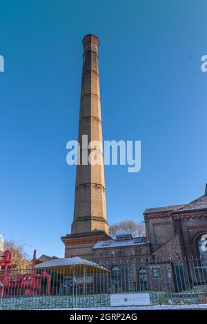 Großer alter Schornsteinteil der Pumpstation im Cambridge Museum of Technology am Riverside in Cambridge, England Stockfoto