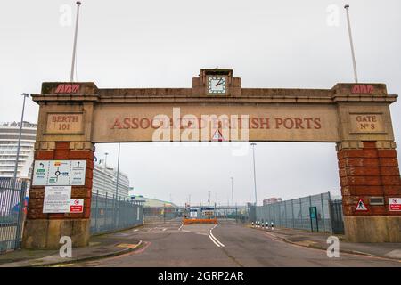 Associated British Ports Entrance Gate 8 Liegeplatz 101 im Hafen von Southampton Docks, Southampton, Hampshire, Großbritannien mit großem Kreuzschiff neben Stockfoto