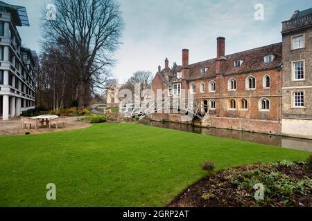 Mathematical Bridge auch bekannt als die Holzbrücke über den Fluss Cam am Queens College Cambridge England Stockfoto