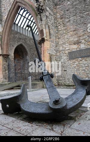 Alter Anker an der Kirche von Holyrood in Southampton England. Bekannt als die Kirche der Seeleute Stockfoto