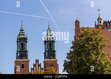 POSEN, POLEN - 05. Sep 2021: Zwei Türme der Piotr i Pawel Kathedrale in Posen, Polen Stockfoto