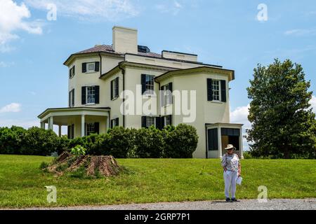 Leesburg, VA, USA -- An einem heißen Sommertag Steht Eine Touristin mit Hut vor dem Oatlands Mansion. Stockfoto