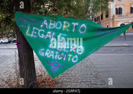 Rom, Italien. September 2021. Protest auf dem Esquilino-Platz, organisiert von der italienischen Vereinigung "Non Una Di Meno" zur Verteidigung der freien und sicheren Abtreibung anlässlich des Welttages für freie und sichere Abtreibung, der jedes Jahr am 28. September in Rom gefeiert wird. (Foto: Matteo Nardone/Pacific Press/Sipa USA) Quelle: SIPA USA/Alamy Live News Stockfoto