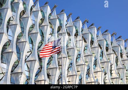 Die moderne Architektur der US-Botschaft in Nine Elms, der größten amerikanischen Botschaft in Westeuropa, im Südwesten Londons, Großbritannien Stockfoto