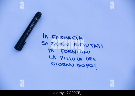 Rom, Italien. September 2021. Protest auf dem Esquilino-Platz, organisiert von der italienischen Vereinigung "Non Una Di Meno" zur Verteidigung der freien und sicheren Abtreibung anlässlich des Welttages für freie und sichere Abtreibung, der jedes Jahr am 28. September in Rom gefeiert wird. (Foto: Matteo Nardone/Pacific Press/Sipa USA) Quelle: SIPA USA/Alamy Live News Stockfoto