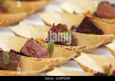 Kochvorführung, Tisch mit Essensportionen auf dem Display. Stockfoto