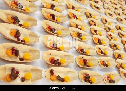 Kochvorführung, Tisch mit Essensportionen auf dem Display. Stockfoto