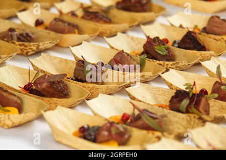 Kochvorführung, Tisch mit Essensportionen auf dem Display. Stockfoto