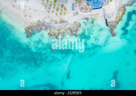Luftaufnahme von Sandstrand und Meer mit kleinen Wellen in Cancun, Mexiko. Draufsicht von der Drohne. Playa Caracol an der Riviera Maya in Quintana Roo Stockfoto