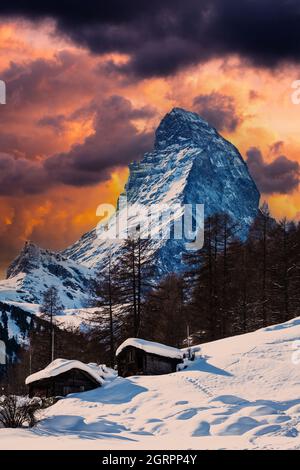 Matterhorn Mountain mit Wolken bei Sonnenuntergang Stockfoto