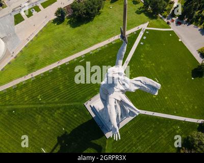 Russland, Wolgograd - 27. August 2021: Skulptur Motherland Calls - kompositorisches Zentrum des Denkmalensembles für Helden der Schlacht von Stalingrad auf Mamay Stockfoto