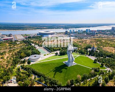 Russland, Wolgograd - 27. August 2021: Skulptur Motherland Calls - kompositorisches Zentrum des Denkmalensembles für Helden der Schlacht von Stalingrad auf Mamay Stockfoto