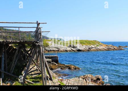 Ein Angelplatz und Pier an der felsigen Küste von Neufundland, am Atlantischen Ozean. Stockfoto