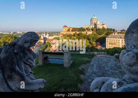 Esztergom (Gran): Burghügel mit Basilika, Blick vom Kalvarienberg, Donau in , Komarom-Esztergom, Ungarn Stockfoto