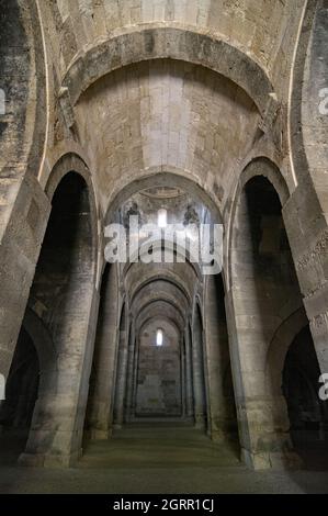 Historisches Wahrzeichen in der Türkei mehrere Steinarchen und Stallsäulen (ahir) im Sultanhani Caravansai an der Seidenstraße Stockfoto