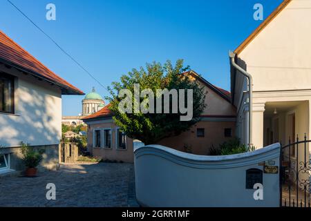 Esztergom (Gran): Häuser auf dem Hügel des Heiligen Thomas, Basilika in , Komarom-Esztergom, Ungarn Stockfoto