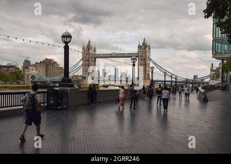 People on Queen's Walk Promenade next to Tower Bridge, London, Großbritannien 17 September 2021. Stockfoto