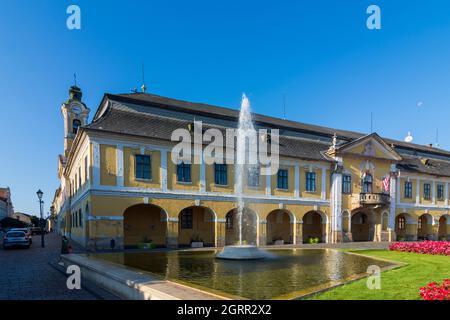 Esztergom (Gran): Rathaus, Szechenyi-Platz in , Komarom-Esztergom, Ungarn Stockfoto