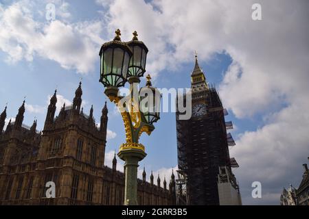 Das renovierte Ziffernblatt von Big Ben wurde enthüllt, da die Renovierungsarbeiten noch nicht abgeschlossen sind. London, Großbritannien. September 2021. Stockfoto