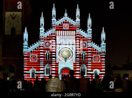 Lichtkunst 3d Installation projiziert auf die Kathedrale Fassade, Monza, Lombardei, Italien Stockfoto