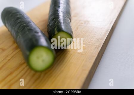 Frische Gurken isoliert auf einem hölzernen Schneidebrett Stockfoto