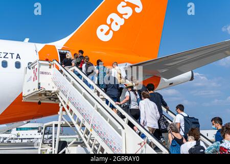 Rom, Italien. Oktober 2021. Passagiere bereiten sich auf einen easyjet-Flug am Flughafen Rom-Fiumicino vor, der zum Flughafen London Gatwick führt, da die britische Regierung sich darauf vorbereitet, die Reisebestimmungen für EU-Ankünfte ab dem 4. Oktober zu lockern und Änderungen der Testanforderungen für vollständig geimpfte Ankünfte einzuführen. Kredit: amer ghazzal/Alamy Live Nachrichten Stockfoto