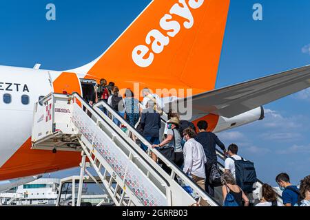 Rom, Italien. Oktober 2021. Passagiere bereiten sich auf einen easyjet-Flug am Flughafen Rom-Fiumicino vor, der zum Flughafen London Gatwick führt, da die britische Regierung sich darauf vorbereitet, die Reisebestimmungen für EU-Ankünfte ab dem 4. Oktober zu lockern und Änderungen der Testanforderungen für vollständig geimpfte Ankünfte einzuführen. Kredit: amer ghazzal/Alamy Live Nachrichten Stockfoto