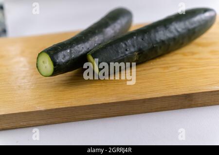 Frische Gurken isoliert auf einem hölzernen Schneidebrett Stockfoto