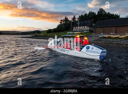 Whiteadder Reservoir, East Lothian, Schottland, Großbritannien, 1. Oktober 2021. Talisker Whisky Atlantic Challenge Training: 5 Männer werden im Dezember 3,000 Meilen über den Atlantischen Ozean in 2-Stunden-Schichten 24 Stunden am Tag für ca. 40 Tage rudern. Sie rudern nicht unterstützt, tragen Lebensmittel und Vorräte und sehen sich 40 Fuß hohen Wellen und Schlafentzug gegenüber. Ihre Herausforderung ist die „Reverse Rett“-Wohltätigkeitsorganisation, da die Tochter eines Crew-Mitglieds an Rett-Syndrom leidet. Die Besatzung trainiert im Stausee, um das Ziel von 120 Stunden im Boot zu erreichen. Stockfoto