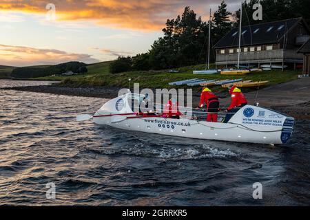 Whiteadder Reservoir, East Lothian, Schottland, Großbritannien, 1. Oktober 2021. Talisker Whisky Atlantic Challenge Training: 5 Männer werden im Dezember 3,000 Meilen über den Atlantischen Ozean in 2-Stunden-Schichten 24 Stunden am Tag für ca. 40 Tage rudern. Sie rudern nicht unterstützt, tragen Lebensmittel und Vorräte und sehen sich 40 Fuß hohen Wellen und Schlafentzug gegenüber. Ihre Herausforderung ist die „Reverse Rett“-Wohltätigkeitsorganisation, da die Tochter eines Crew-Mitglieds an Rett-Syndrom leidet. Die Besatzung trainiert im Stausee, um das Ziel von 120 Stunden im Boot zu erreichen. Stockfoto