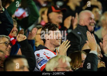 St. Helens, Großbritannien. Oktober 2021. St. Helens, England - 1. Oktober 2021 - St. Helens-Fan feiert ersten Versuch während der Rugby League Betfred Super League, Halbfinale, St. Helens vs Leeds Rhinos im Totally Wicked Stadium, St. Helens, Großbritannien Dean Williams Credit: Dean Williams/Alamy Live News Stockfoto