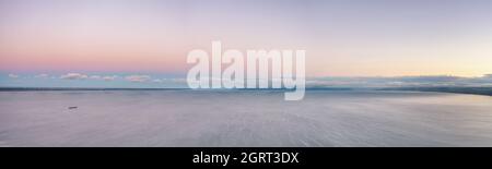 Horizont über dem Wasser auf der großen Wolga Fluss Antenne Weitwinkel Panoramablick bei Sonnenuntergang. Stockfoto