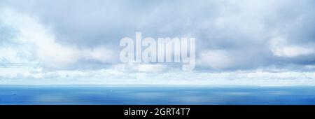 Dramatische Wolken über der endlosen Wolga-Oberfläche Panorama. Große und weite russische Landschaft Stockfoto