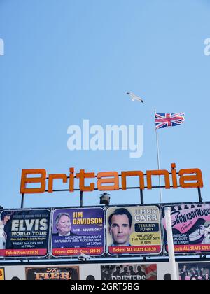 Britannia Pier Schild und die britische Union Jack Flagge in Great Yarmouth Badeort Stadt an der Norfolk Küste England. - Britische Küste Stockfoto