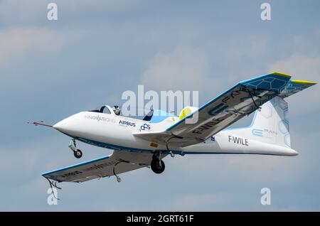 Airbus E-Fan ist ein Prototyp eines zweisitzigen Elektroflugzeugs, das von der Airbus Group entwickelt wird. Flug auf der Farnborough Airshow 2014 Stockfoto