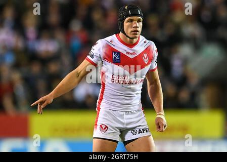 Jonny Lomax (6) von St. Helens gibt seinem Team Anweisungen Stockfoto