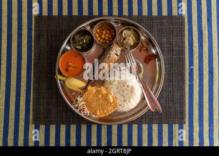 Goan-Fisch-Paprireis-Thali mit indischer Makrele (Bangda)-Rechado-Masala-Braten. Stockfoto