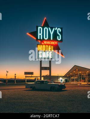 Roys Motel & Cafe Neonschild bei Nacht, an der Route 66 in der Mojave-Wüste von Kalifornien Stockfoto