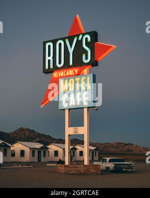 Roys Motel & Cafe Neonschild bei Nacht, an der Route 66 in der Mojave-Wüste von Kalifornien Stockfoto